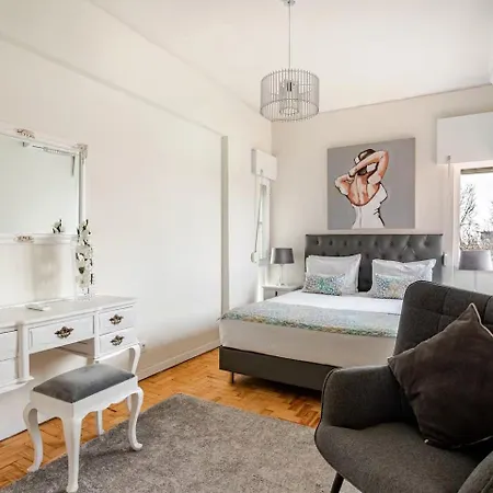 Oliva 50 - 4 Bedrooms And Office - 3 Bathrooms - Near Expo & Airport شقة Lisboa