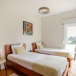 Oliva 50 - 4 Bedrooms And Office - 3 Bathrooms - Near Expo & Airport リスボン